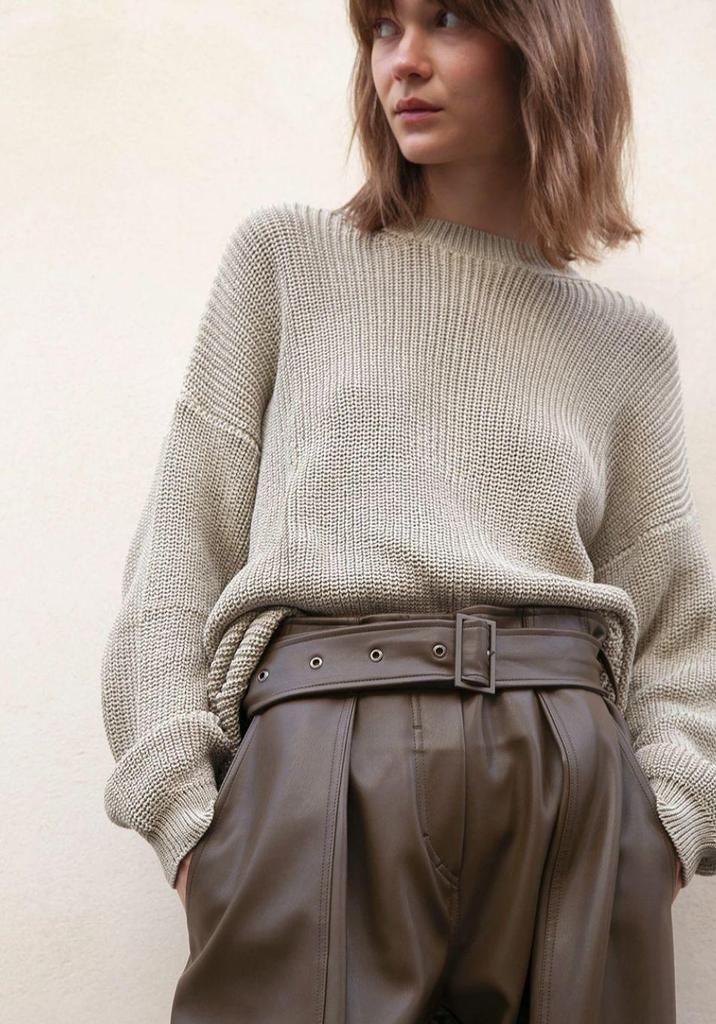  纸袋裤|别老穿阔腿裤了，今年秋冬这4条裤子最流行！