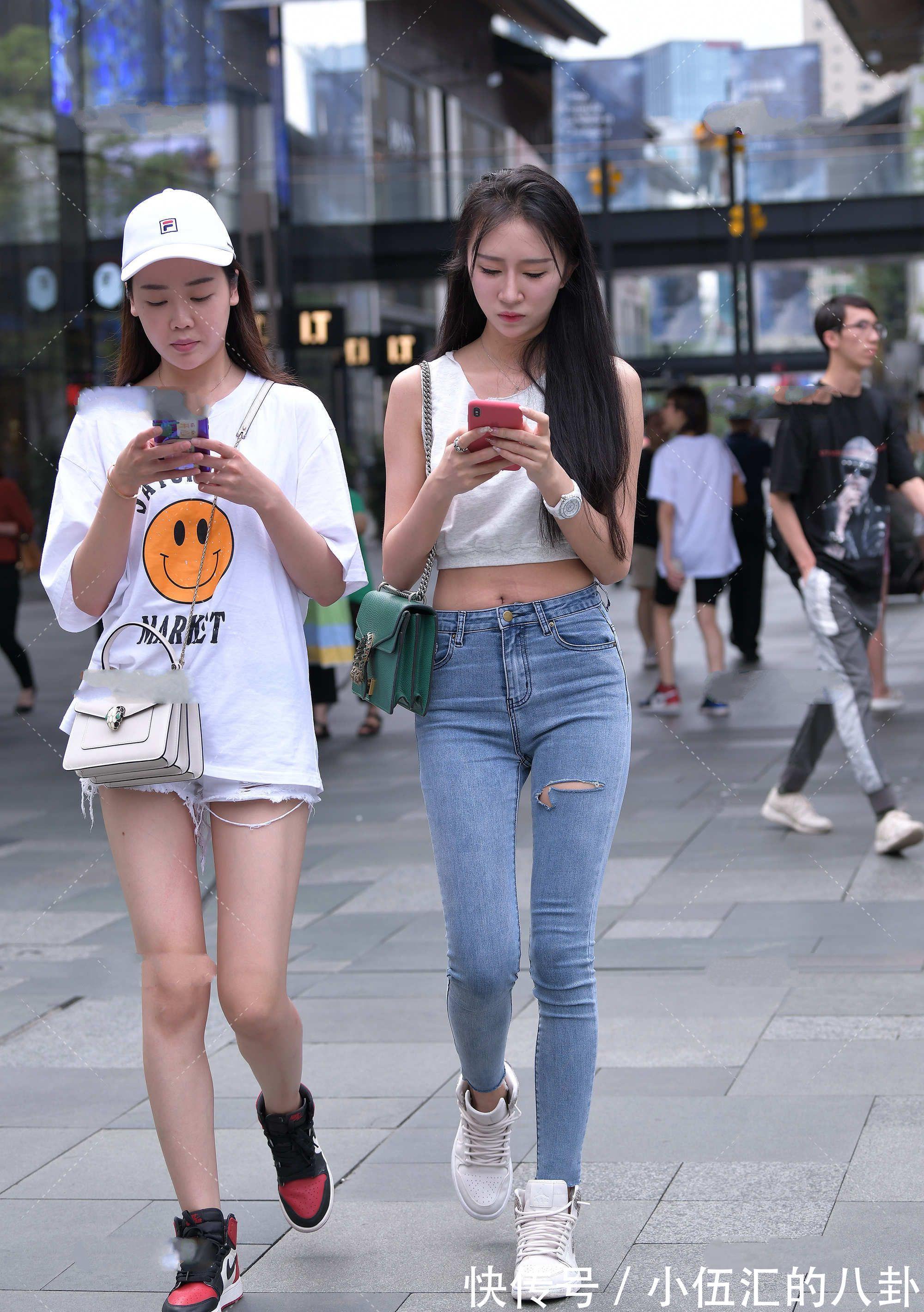 背心|短款背心搭配高腰牛仔裤，展示纤细小蛮腰的同时，更显时尚感
