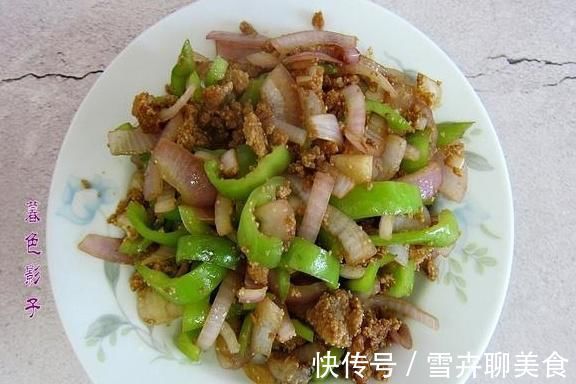 一个菜|老两口的简餐,荤素巧搭配,吃到撑得慌,网友;怎么连皮都吃了