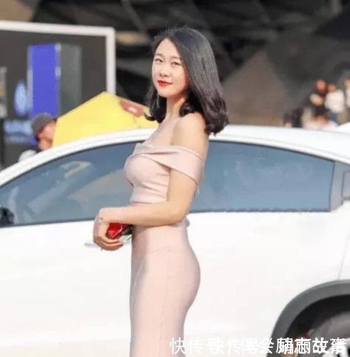 气质 什么是优雅气质这件粉红色短裙诠释很到位,适合35岁的人穿吧