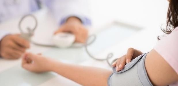 裸泵运动|患上高血压怎么办?1个动作坚持做,每天5分钟,血压稳住不乱升!