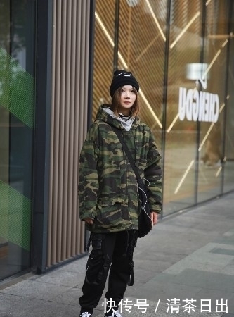 短裤|路人街拍,露肩上衣搭配蓝色牛仔短裤,小姐姐这身搭配简单又性感