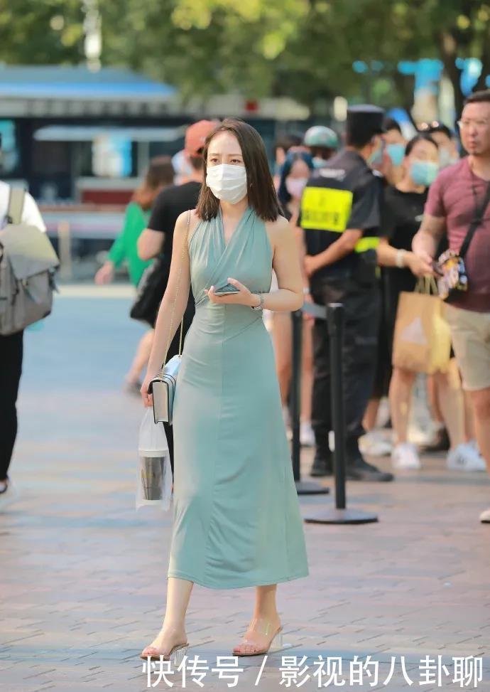 小蛮腰|青色修身长连衣裙,搭配银色时尚单肩包,穿出柔美可人好气质