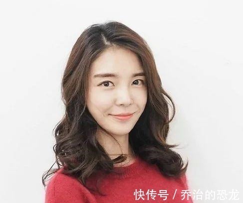 脸型 想拥有女神级偏分发型，不要忘记做这两件事，修饰脸型更有高级感！