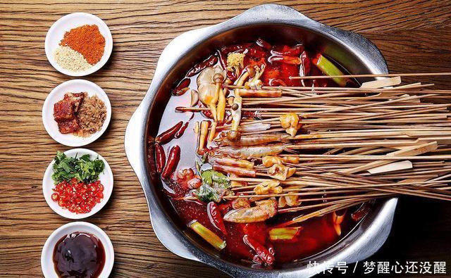 五年|大叔开串串店五年,酱料口味一月换四次,老顾客:四种口味都爱吃