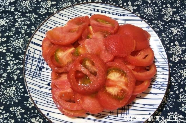 西红柿|凉拌西红柿,只知道放糖就错了,难怪西红柿不出汤,大厨这样做