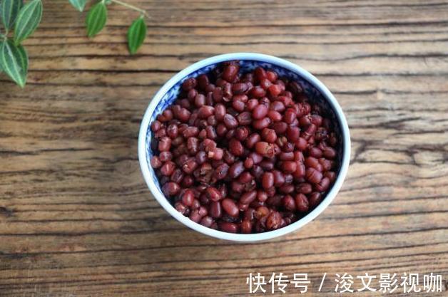 红豆最简单的做法,放点红糖一起煮,女人多吃补血养颜越吃越年轻