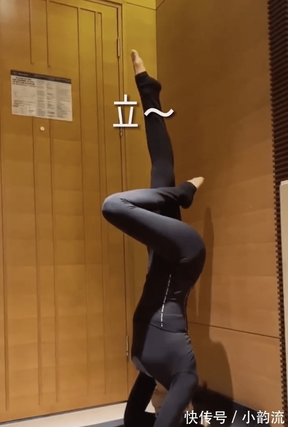 直播间|41岁刘涛直播间表演倒立，一步到位动作敏捷，可惜衣服没穿对！