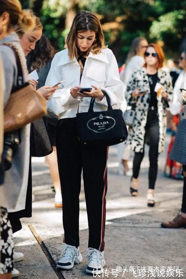 穿搭 女人过了50岁，建议少穿高跟鞋多穿这3种鞋，时髦舒适还百搭