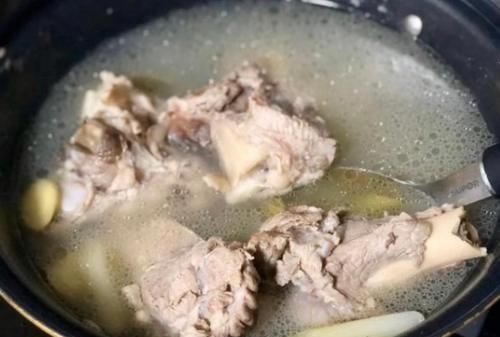 它比排骨便宜,比牛羊肉温和,一斤只需十块钱,炖上一锅真解馋