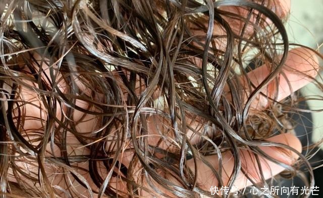 保湿|烫了小卷发型,用弹力素还是泡沫发蜡好一个塑形好一个保湿好