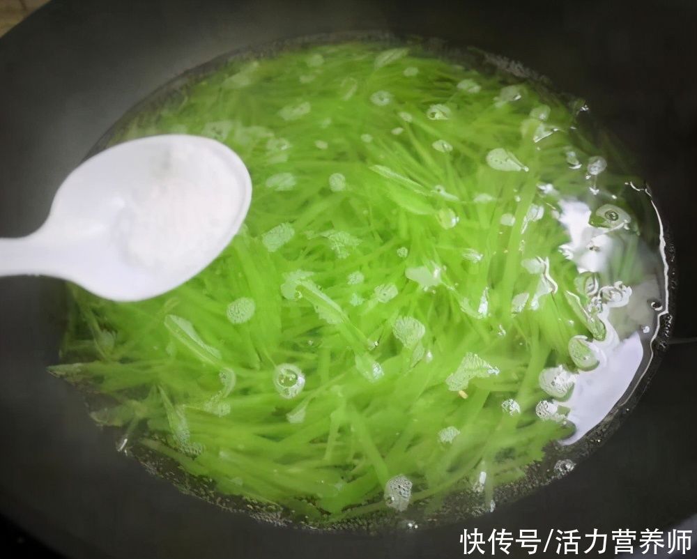 食物中毒|为了全家人的健康着想，这4类食物要焯水后再吃，懒也不能不做