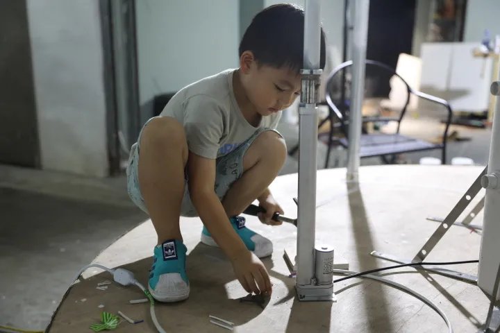 孩子|太梦幻了！上海这位爸爸给孩子亲手造了一座旋转木马！能亮灯还能坐上去转