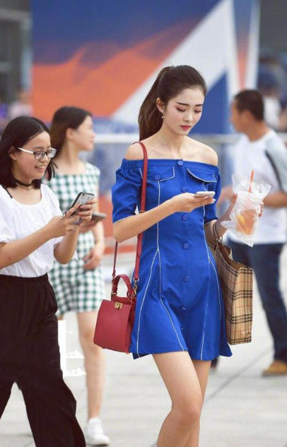 长发披肩|美女穿蓝色一字肩连衣裙,扎着高高的马尾,简洁显靓丽