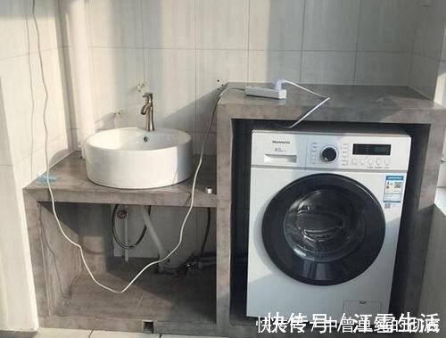 卫生间|阳台放洗衣机万万要做这个东西，入住就知实用，回家立马装一个