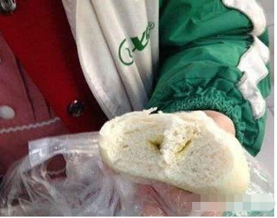 |搞笑图片幽默段子笑话吃到一半咋没有肉馅,又被包子老板给骗了
