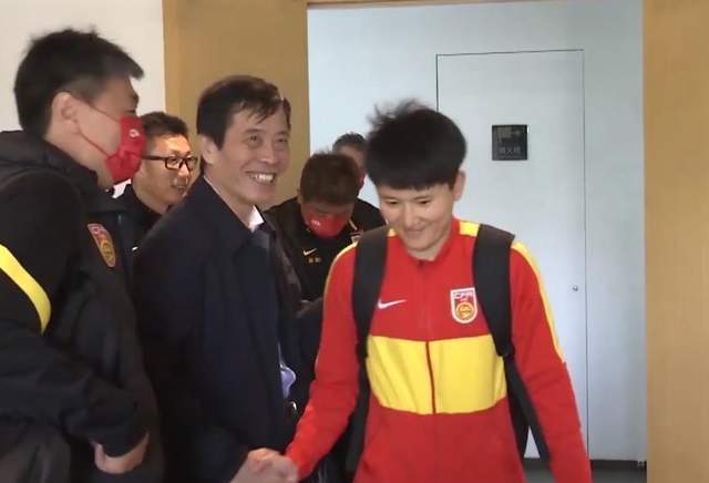 中国女足|名记:泡面属于垃圾食品,女足运动员不应该吃这种垃圾食品!