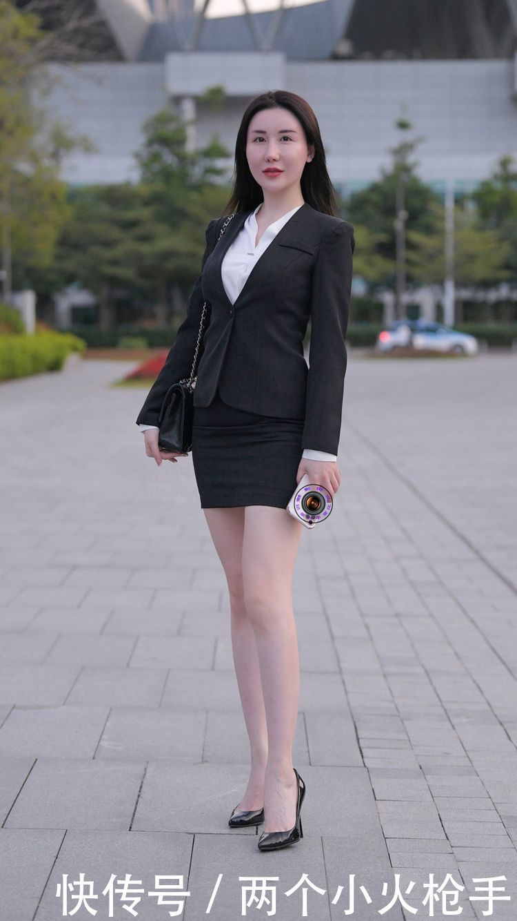 凸显出|黑白配色的职业装,搭配一件尖头细高跟,凸显出知性优雅的气质
