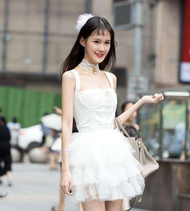 美女|路人街拍,优雅漂亮的成熟美女,时尚穿搭展现十足魅力,女人味满