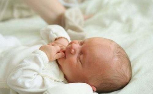 哭闹|宝宝为什么一到睡觉就哭闹,也有可能在“求助”,妈妈要了解