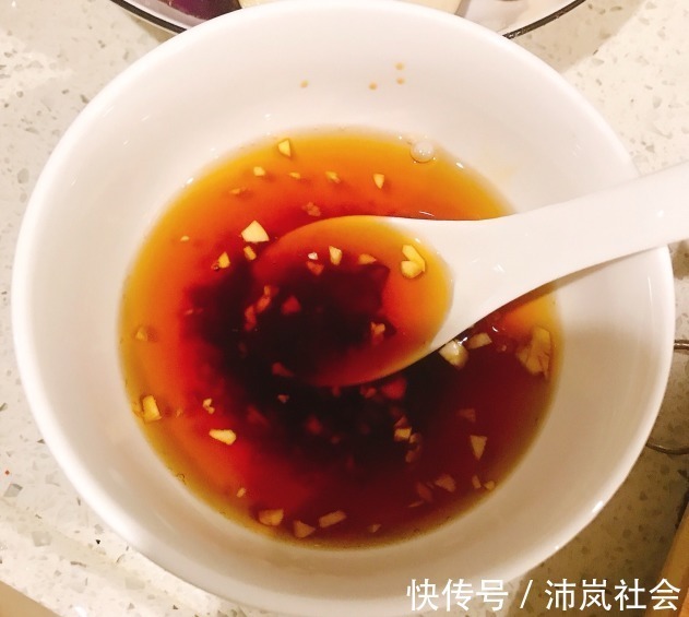 炒茄子不要先放油,大厨教你一招,无论怎么炒都不发黑,也不油腻