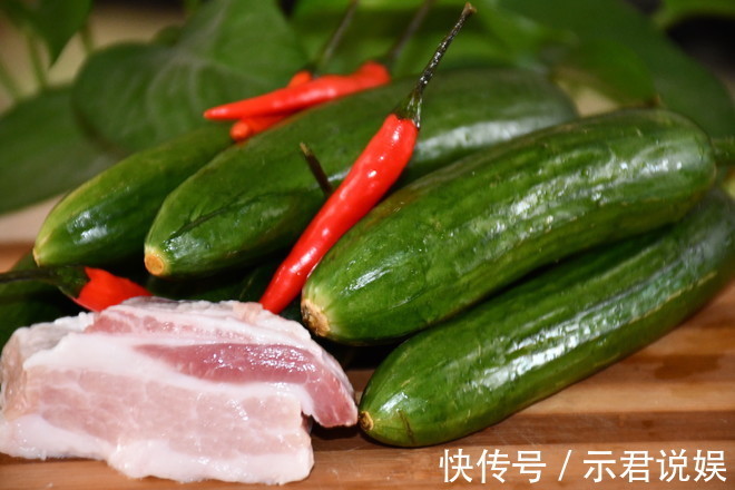 黄瓜别只会凉拌着吃了，试试这种做法，好吃到停不下来