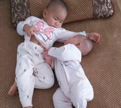 宝宝们|看到弟弟饿了,哥哥竟模仿妈妈,看了笑得直不起腰来