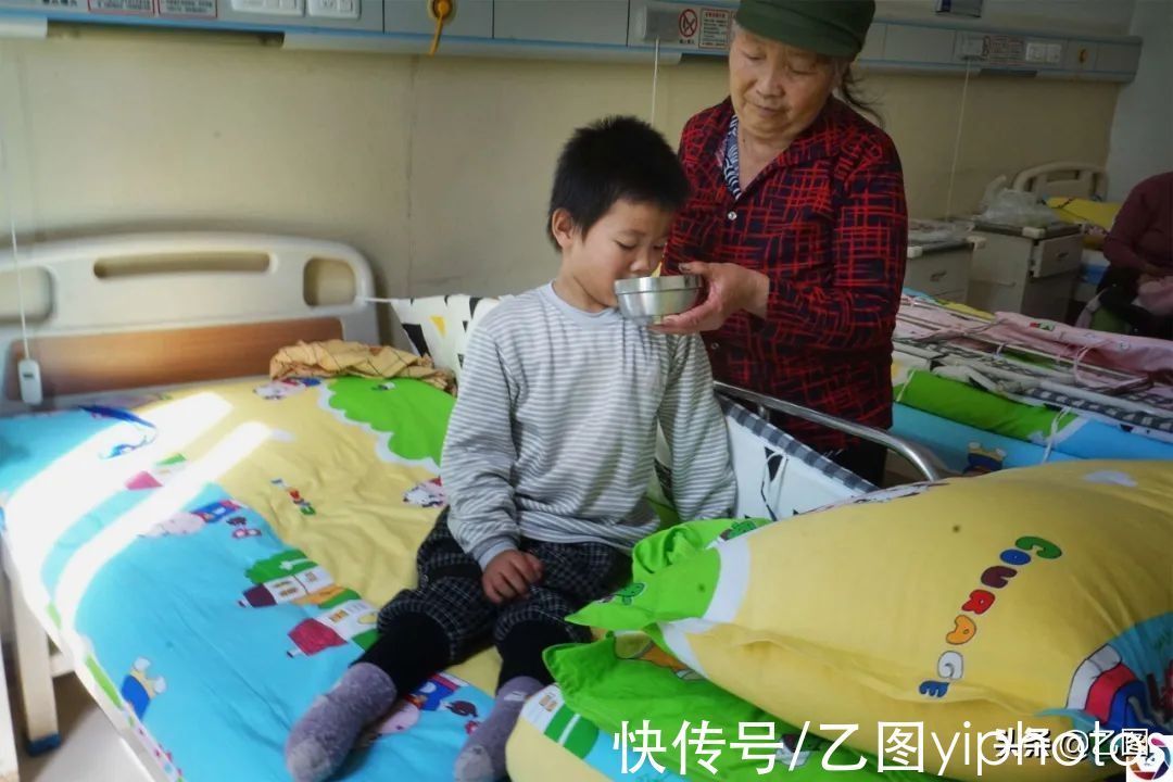 奶奶|家里盖房子,奶奶刚一转身2岁孙子从台阶上滚落,孩子一辈子毁了