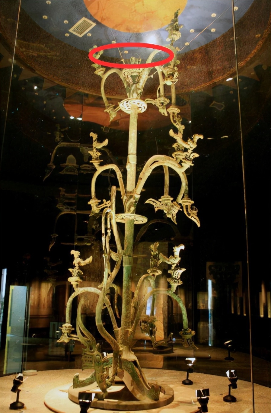 文物$三星堆神树,缺少最上面一层,专家推断缺失的内容是谜样的神乌