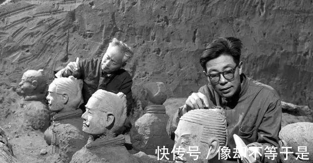 考古学家&秦始皇兵马俑是用真人烧制而成这尊裂开的兵马俑,揭开所有谜底!