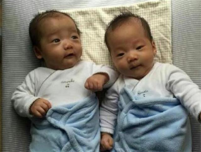 爷爷|爸爸姓“滚”,给双胞胎起名想破脑袋,爷爷随口一说,民警都赞叹
