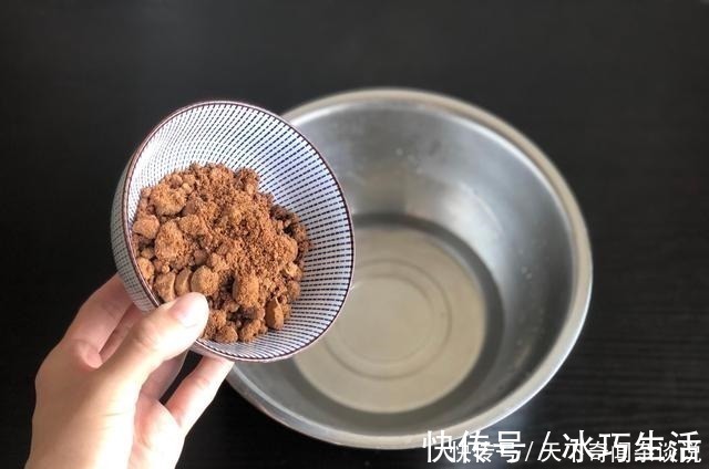 红糖发糕有弹性，不粘牙有诀窍，别光用面粉，加点它，一次就成功