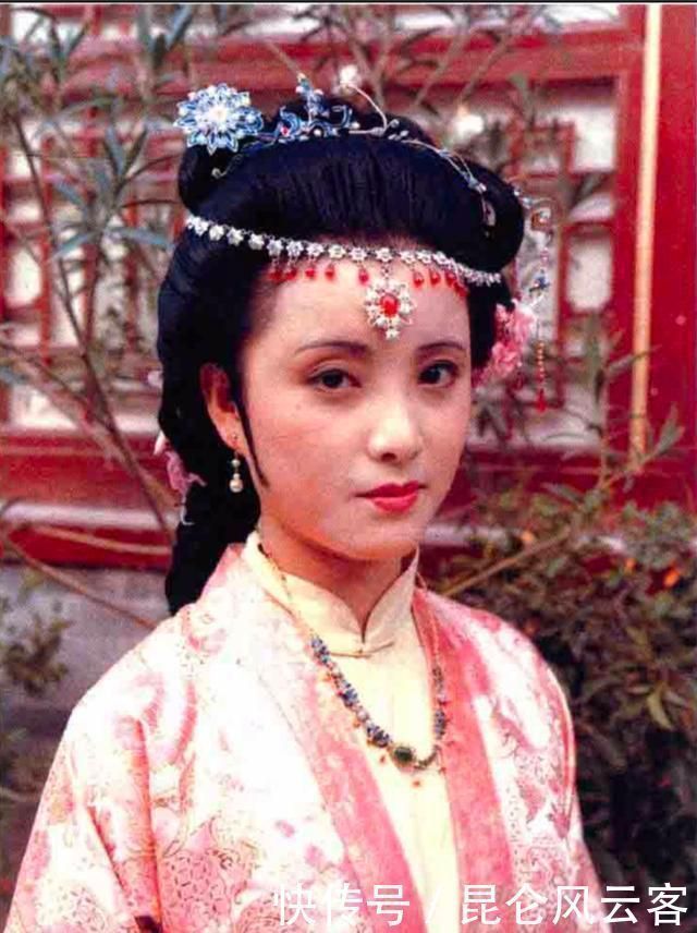 贾璜#秦可卿卧病期间,为何每天换四五遍衣裳?曹雪芹:重点不在换衣裳