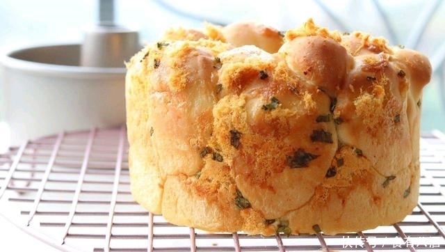 早餐给你安排好了,营养口感双面考虑,肉松面包真不错