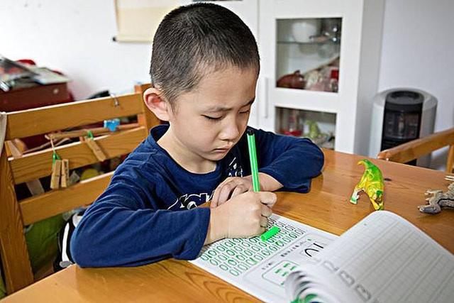 上一年|孩子上幼小衔接是抢跑？孩子没上，才知道上一年级跟不上有多难