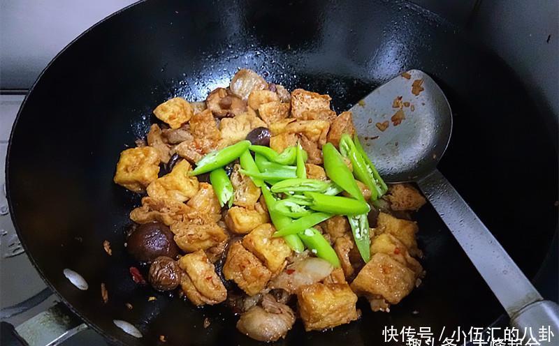 油豆腐的做法比肉还好吃，两碗米饭都不够！保你吃过就会爱上