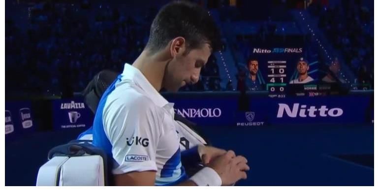 英国|又是2-0，德约科维奇横扫英国一哥，3连胜一盘未丢晋级，握拳庆祝