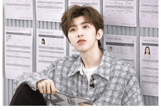 手機|網(wǎng)友吐槽蔡徐坤錄綜藝未免太輕松了，當著鏡頭還敢偷玩手機