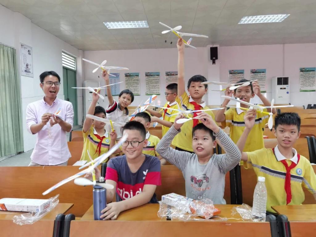 小学|“松湖七彩活动校园行”首场走进石排独洲小学