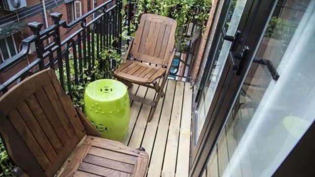 防腐木|越来越多人阳台不铺瓷砖，如今用它来代替，太聪明了