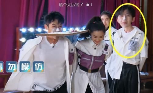 蔡徐坤节目上用嘴叼袜子，谁注意他扭头后的小举动嫌不嫌弃太明显