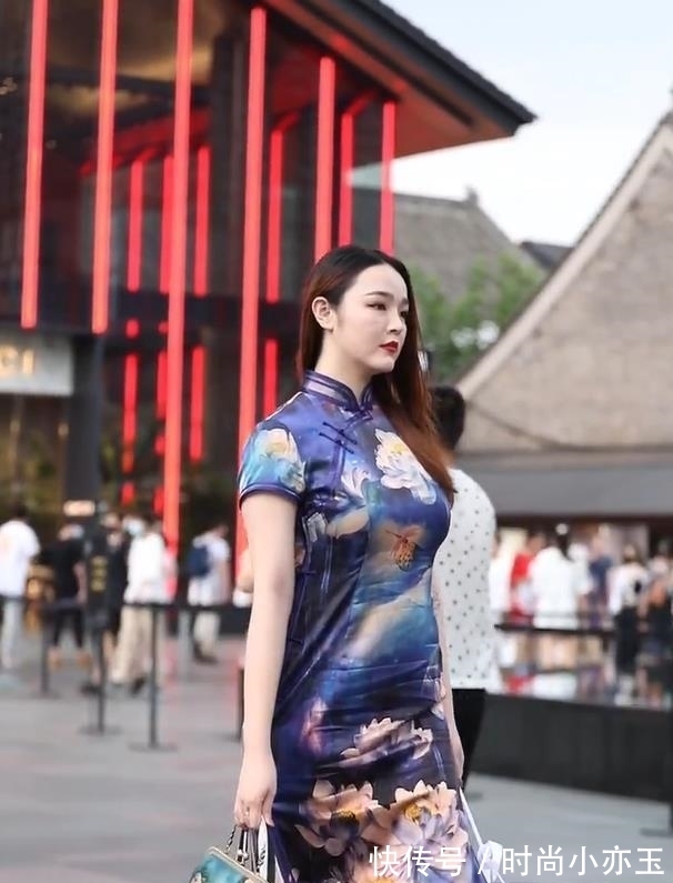 时尚|人来人往的广场，旗袍女孩才是时尚的主角