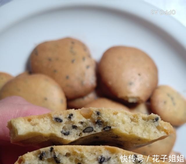  黑芝麻鸡蛋饼干，酥脆香甜，搅一搅烤一烤就OK，做法超简单