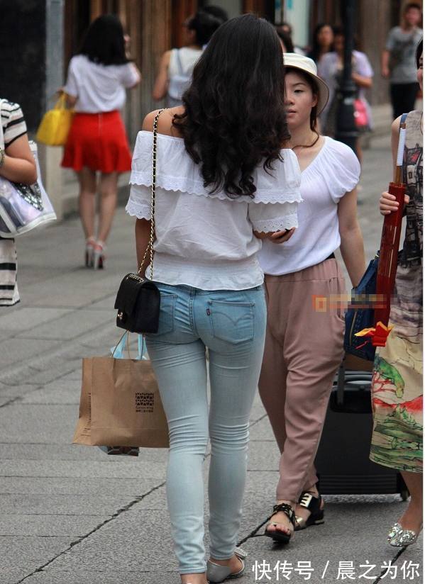 都市女孩 青春时尚的都市女孩,穿搭牛仔裤,婀娜的身材让人着迷