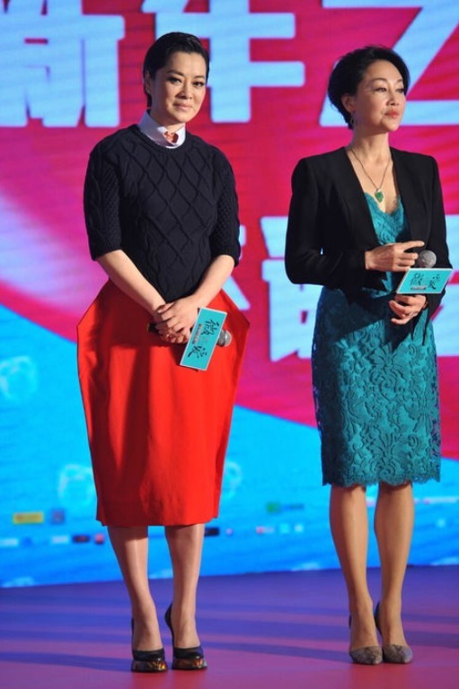 下半身|毛阿敏又“美回来”了,一袭拼接连衣裙成熟优雅,58岁仍惊艳