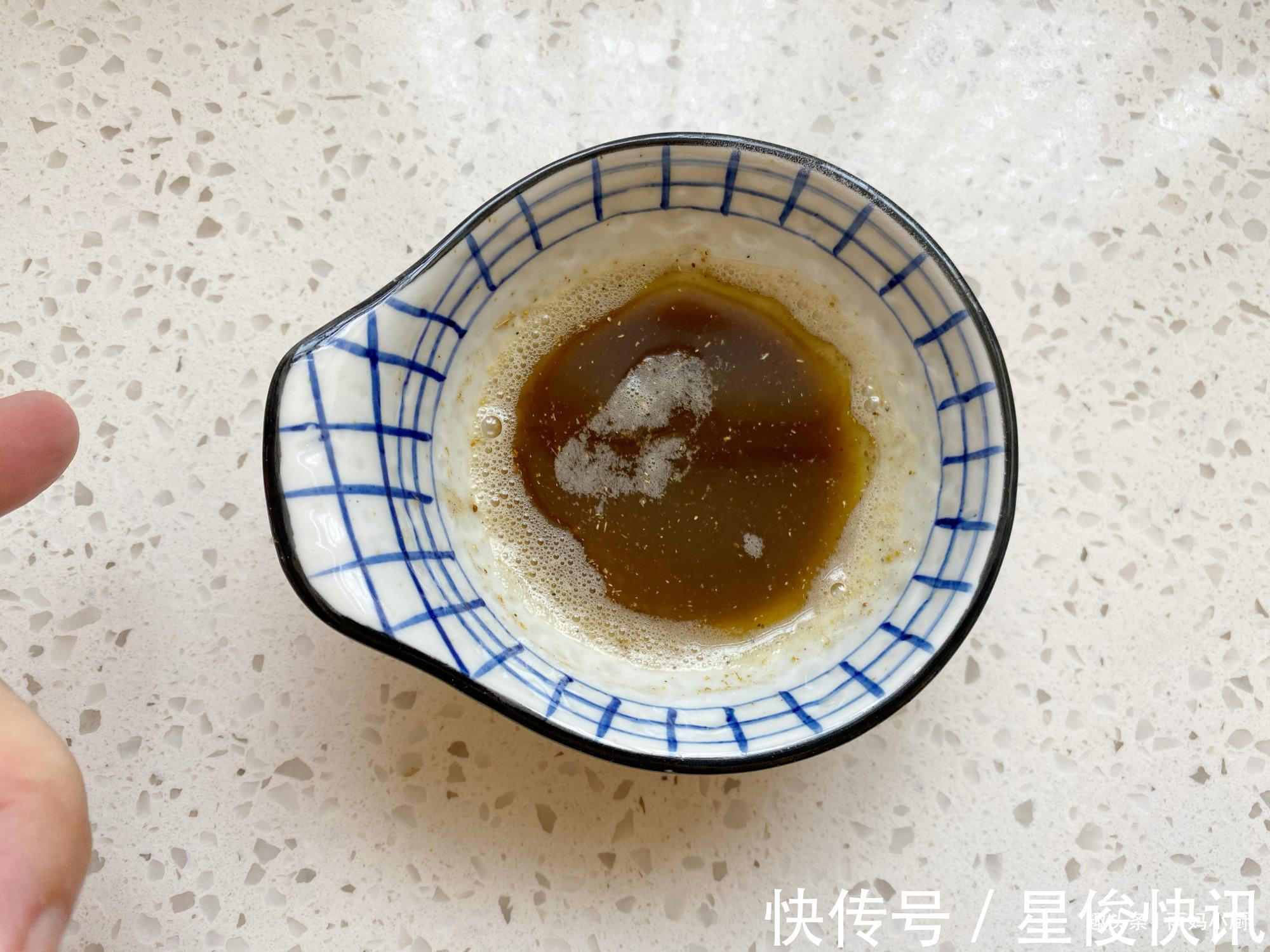 想吃酱香饼别再买了，一口锅在家自己做，外酥里嫩，酱香浓郁