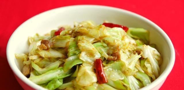 包菜不能直接放油炒，教你正确做法，包菜脆嫩入味，营养不流失