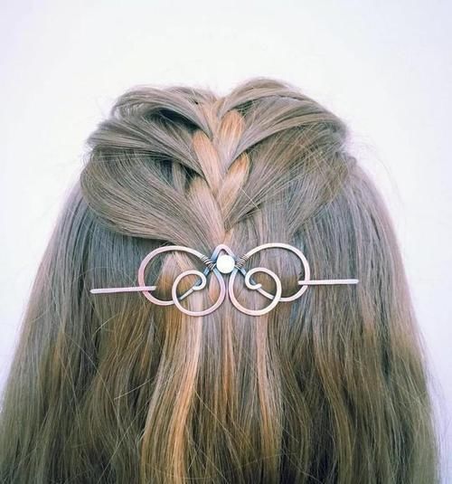 最简单的发型,配上最有创意的发饰,这个春夏,做最水灵的女孩