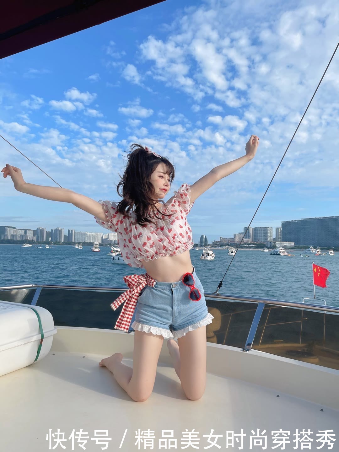 草莓|可爱的超短一字肩草莓上衣搭配蕾丝边牛仔短裤青春时尚美美哒