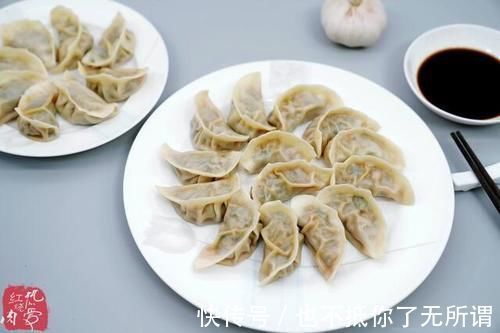 表皮|饺子莫要煮着吃,换个方法表皮透明吃着更筋道,保证不破皮更好吃